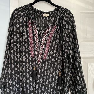 Ladies tunic with v-neck and tassels.  Size XL